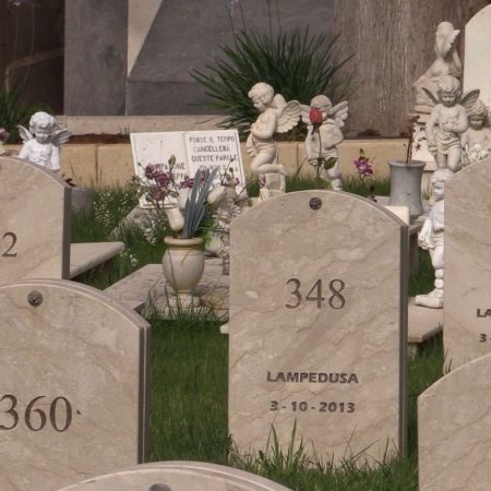 Tombes numérotées des migrants morts en mer en  au large des côtes libyennes en 2015